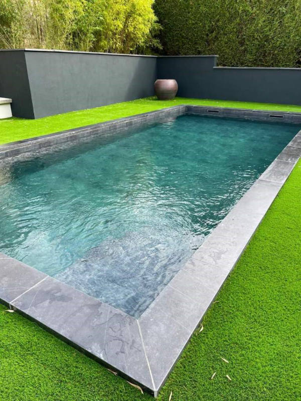 Piscines et Margelles en Pierre Naturelle : Beauté Intemporelle